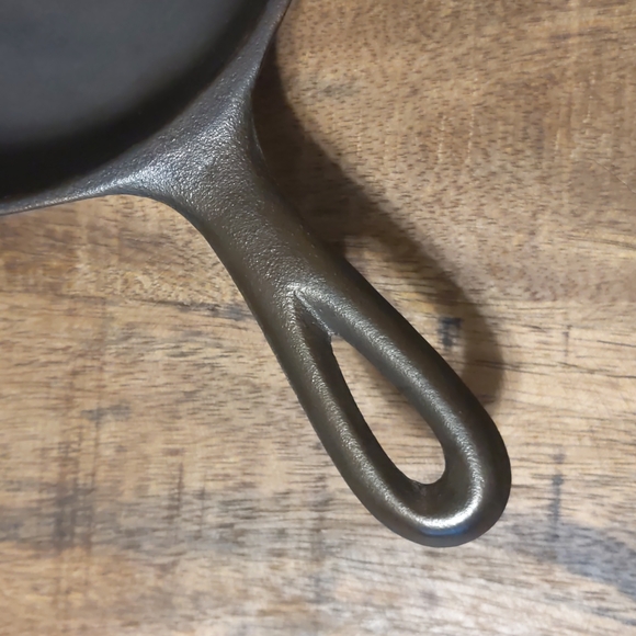 Vintage Unmarked Lodge Cast Iron Skillet, #3 - Picture 5 of 15